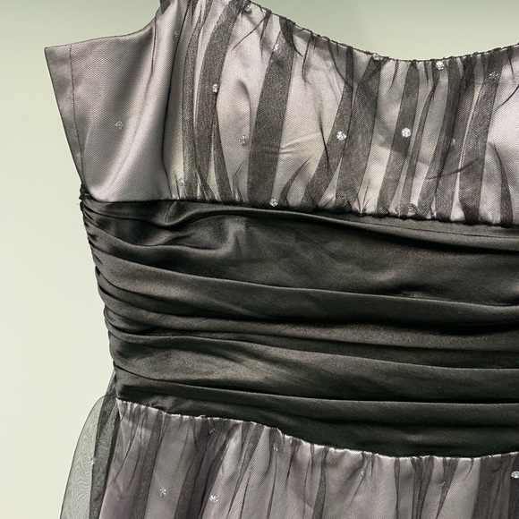 Stunning silver dress - Picture 4 of 9